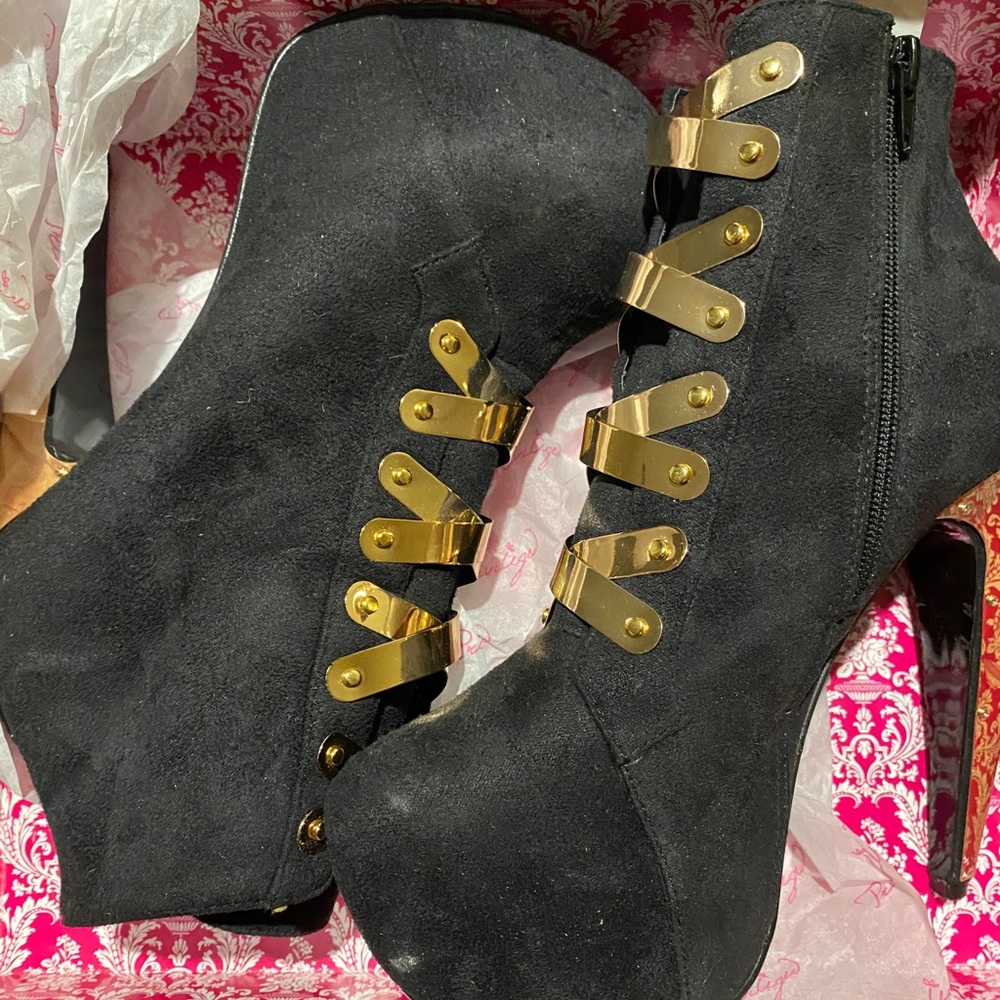 Privileged Surrender boot’s Size 8.5